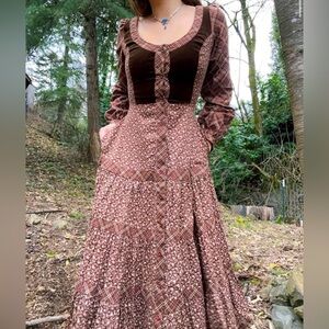 vintage 1970s gunne sax brown floral velvet midi dress